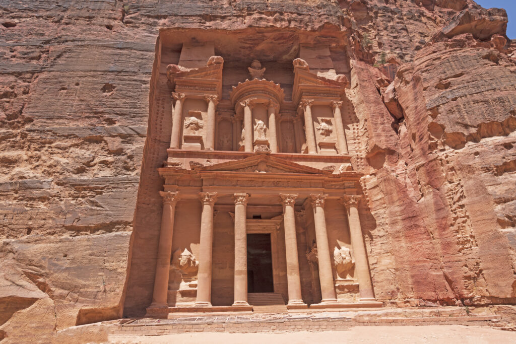 O Tesouro nas Paredes Esculpidas de Petra no sítio da UNESCO de Petra, Jordânia.