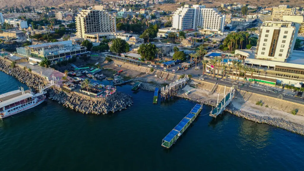 Uma vista aérea da cidade de Tiberíades. Israel. Tiberíades é uma cidade na costa oeste do Mar da Galileia.
