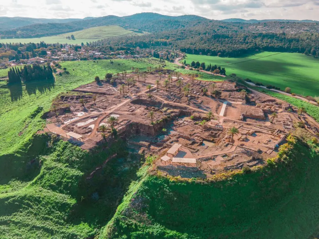 Uma vista aérea da pitoresca Tel Megido, o antigo local do Armagedom, cercada por paisagens verdejantes.