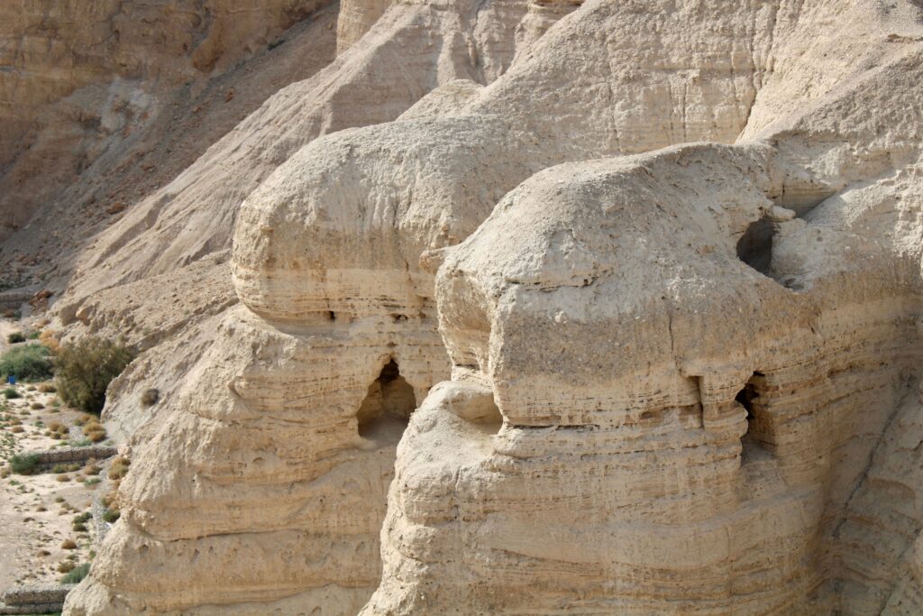 Uma vista da caverna, local onde os Manuscritos do Mar Morto foram descobertos, Qumran, Mar Morto, Israel, Oriente Médio.